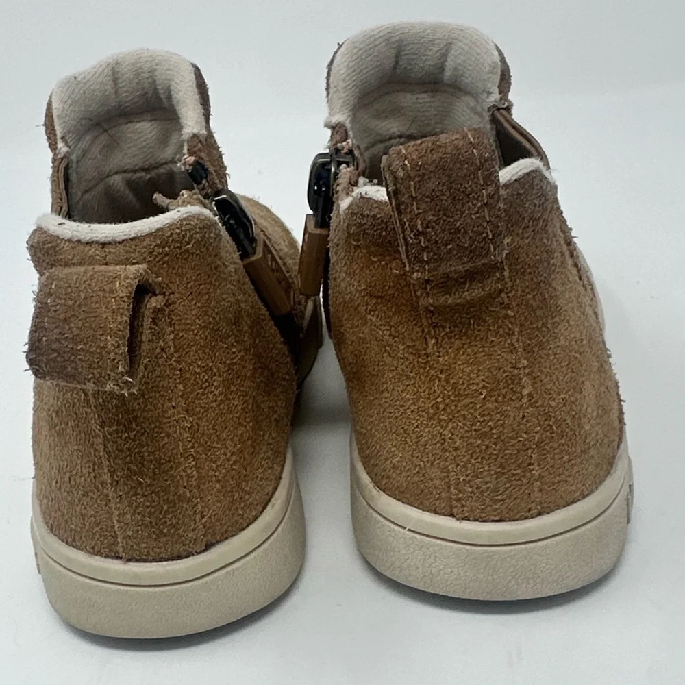 UGG Cozy Tan Kids Shoes sz.8c